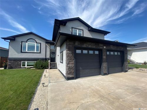 74 Madge Way, House with 5 bedrooms, 3 bathrooms and 4 parking in Yorkton SK | Card Image
