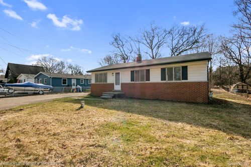 5691 Lake Grove Dr, White Lake, MI, 48383-1223 | Card Image