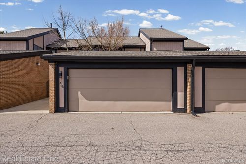 5226 Brett Ct, West Bloomfield, MI, 48322-2135 | Card Image