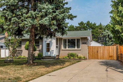 5030 Hartwood Ave, Beamsville, ON, L3J0A6 | Card Image