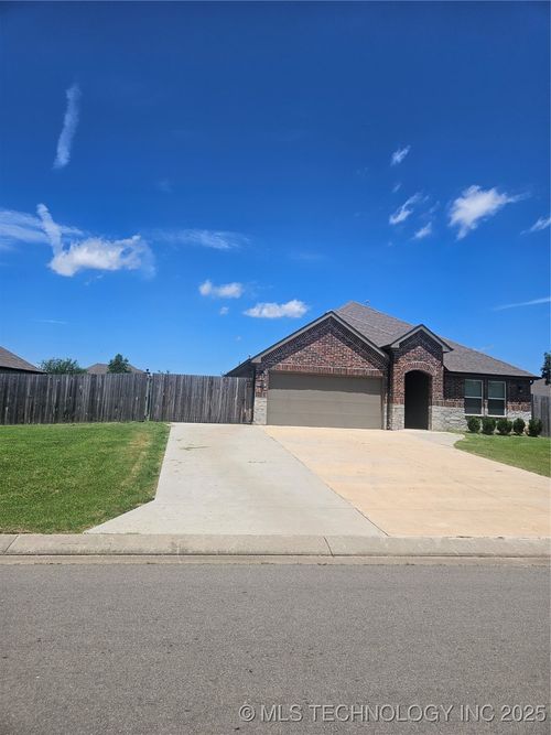 8327 Vintage Trace Dr, Claremore, OK, 74019-7560 | Card Image