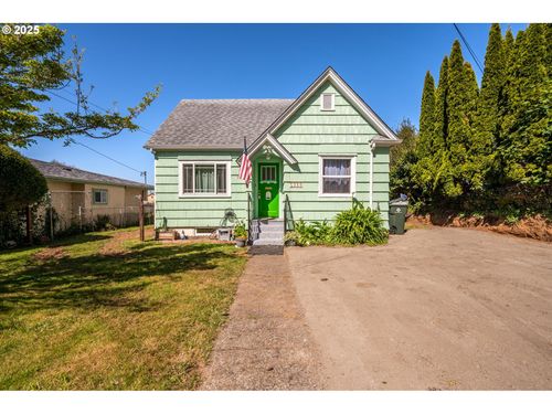 2318 Liberty St, North Bend, OR, 97459-3331 | Card Image