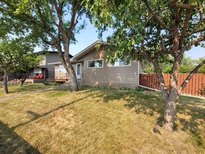 10216 Maplecreek Dr Se, House other with 3 bedrooms, 2 bathrooms and 1 parking in Calgary AB | Image 2