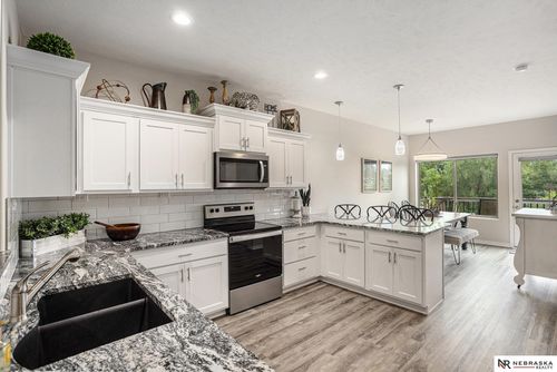 9870 Del Rio Dr, Lincoln, NE, 68516-5920 | Card Image