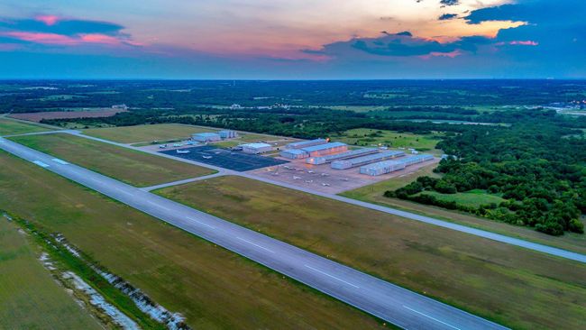 Airplane enthusiasts dream home! Grab it before it's gone! | Image 39