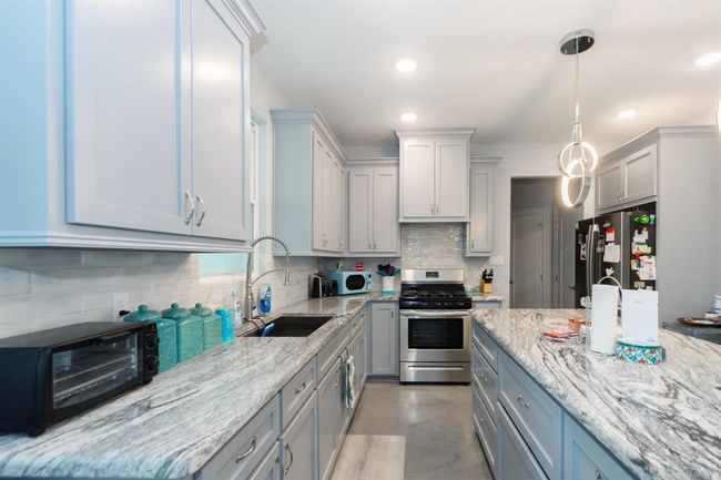 202 Horse Shoe Trl, House other with 3 bedrooms, 2 bathrooms and 2 parking in Angleton TX | Image 17