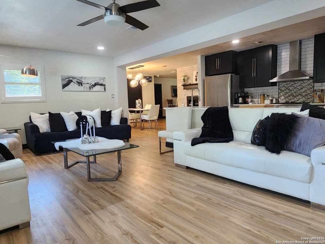 207 Woodlake Dr, House other with 4 bedrooms, 2 bathrooms and null parking in McQueeney TX | Image 5