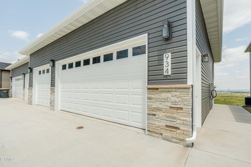 934 Beretta St, Mandan, ND, 58554 | Card Image