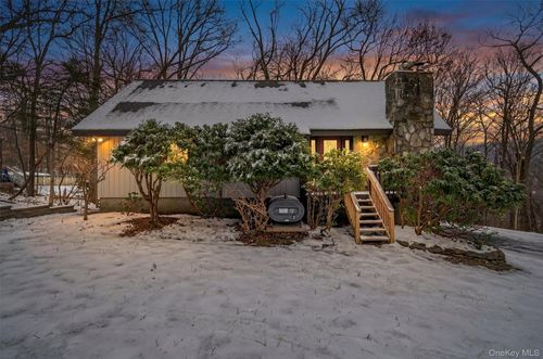 9 Kings Point Ln, Washingtonville, NY, 10992-2026 | Card Image