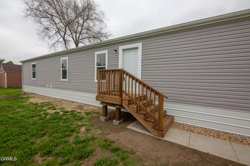 104 W Deer St, Mandan, ND, 58554-4109 | Card Image