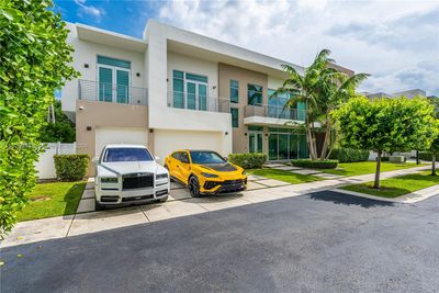 10498 Nw 67th Ter, House other with 5 bedrooms, 6 bathrooms and null parking in Doral FL | Image 1