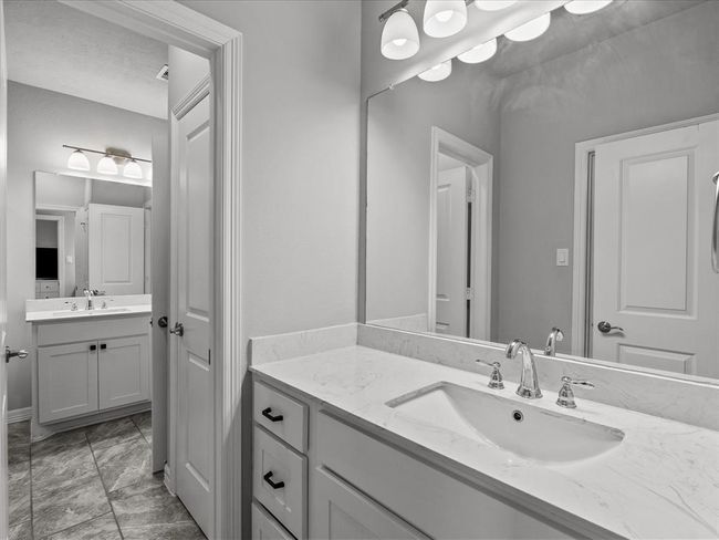 Upstairs full bath | Image 31