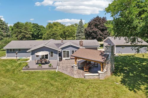 1402 Parry Ln, Hartland, WI, 53029-9329 | Card Image
