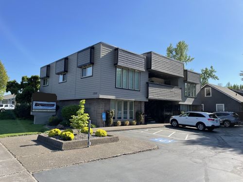 a-1060 Crater Lake Ave, Medford, OR, 97504-2205 | Card Image