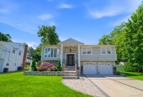 7 Dunhill Rd, Manhasset Hills, NY, 11040-2216 | Card Image