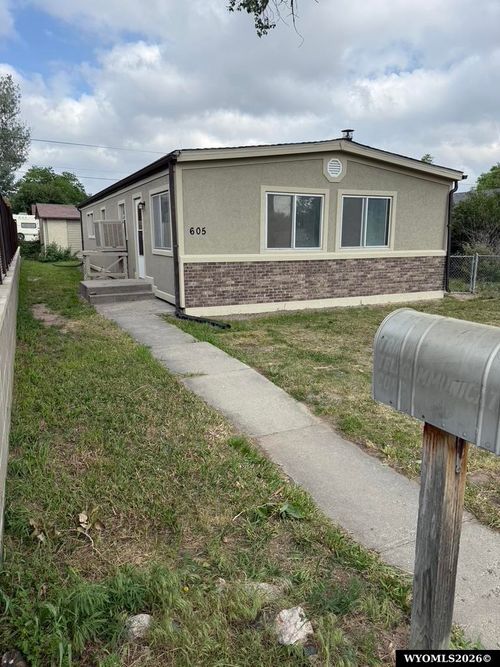 605 S 8th St, Douglas, WY, 82633-2610 | Card Image
