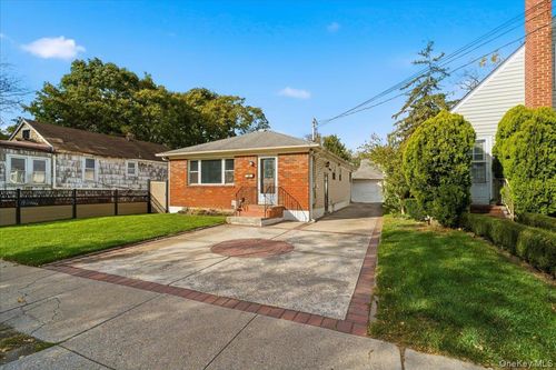 1040 Brookside Ave, Uniondale, NY, 11553-3128 | Card Image