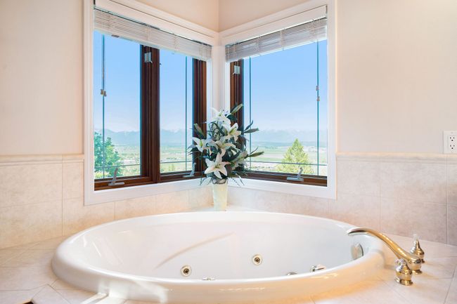 Large tub with views of the valley | Image 21