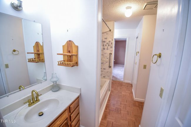 Jack and Jill Bathroom | Image 25