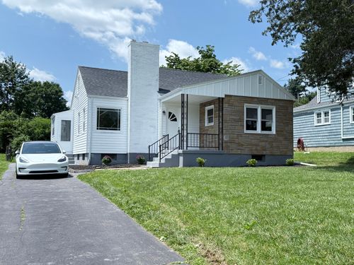 589 S Quaker Ln, West Hartford, CT, 06110-1024 | Card Image