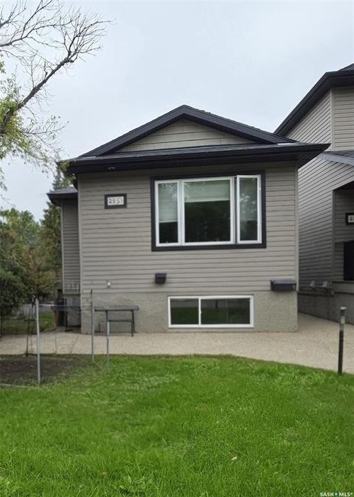 463 Halifax Street, House with 4 bedrooms, 2 bathrooms and 2 parking in Regina SK | Card Image