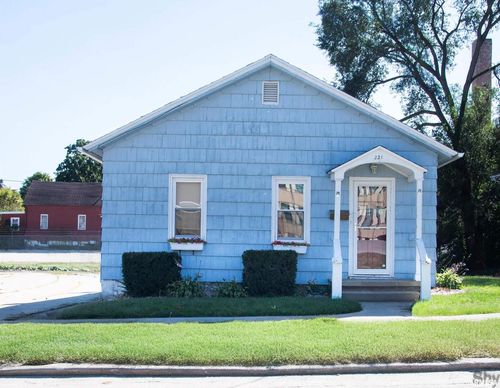 221 E 1st Ave, Monmouth, IL, 61462-1801 | Card Image