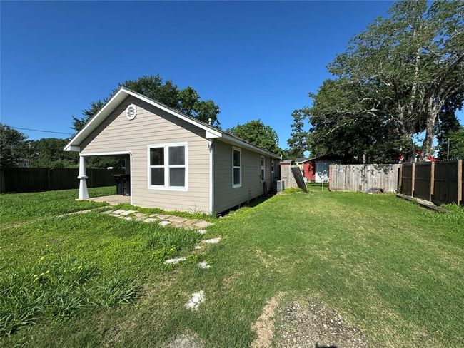 204 Galveston Avenue, House other with 3 bedrooms, 2 bathrooms and null parking in Anahuac TX | Image 3