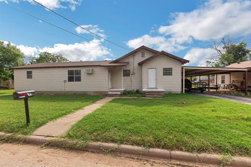 920 N 3rd Ave, Munday, TX, 76371-1820 | Card Image