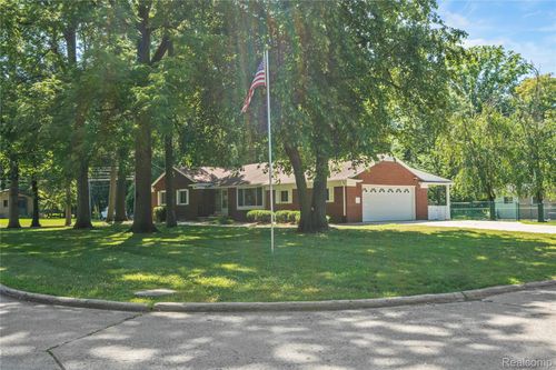 8293 Woodcrest Dr, Grosse Ile, MI, 48138-1189 | Card Image