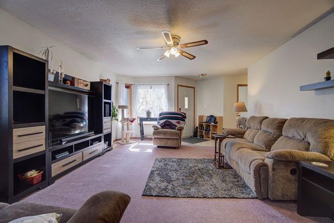 216 48 Avenue W, Home with 2 bedrooms, 2 bathrooms and 2 parking in Claresholm AB | Image 4