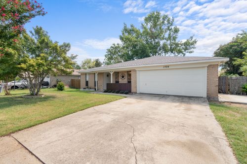 1704 Prince Dr, Benbrook, TX, 76126-3906 | Card Image