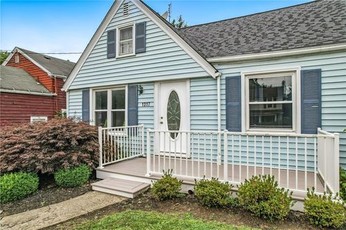 1317 Griswold St, Sharon, PA, 16146-3211 | Card Image