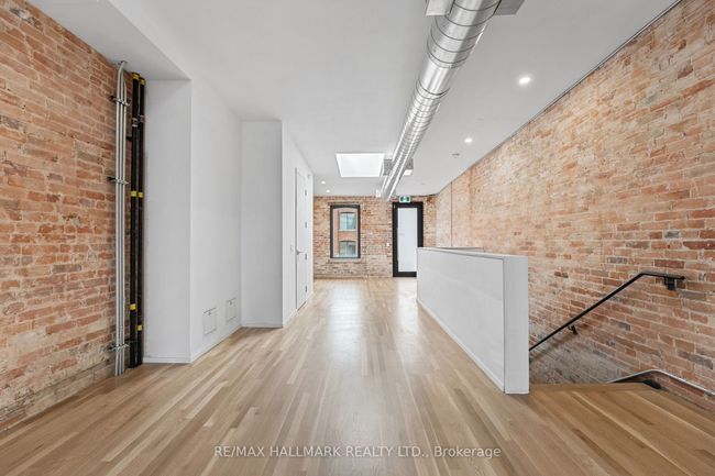 300 - 974 Queen St E, Home with 0 bedrooms, 1 bathrooms and null parking in Toronto ON | Image 5