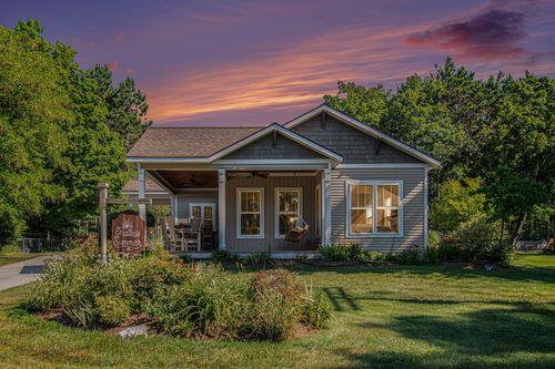 8091 Ray Dr, Newaygo, MI, 49337-9558 | Card Image