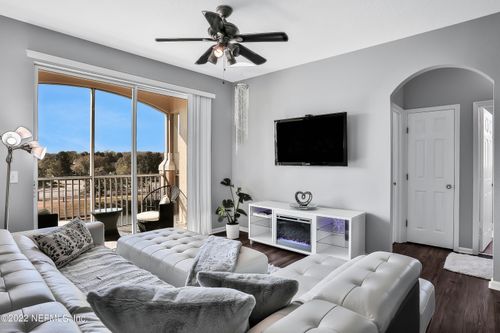 4308-7801 Point Meadows Dr, JACKSONVILLE, FL, 32256-9133 | Card Image