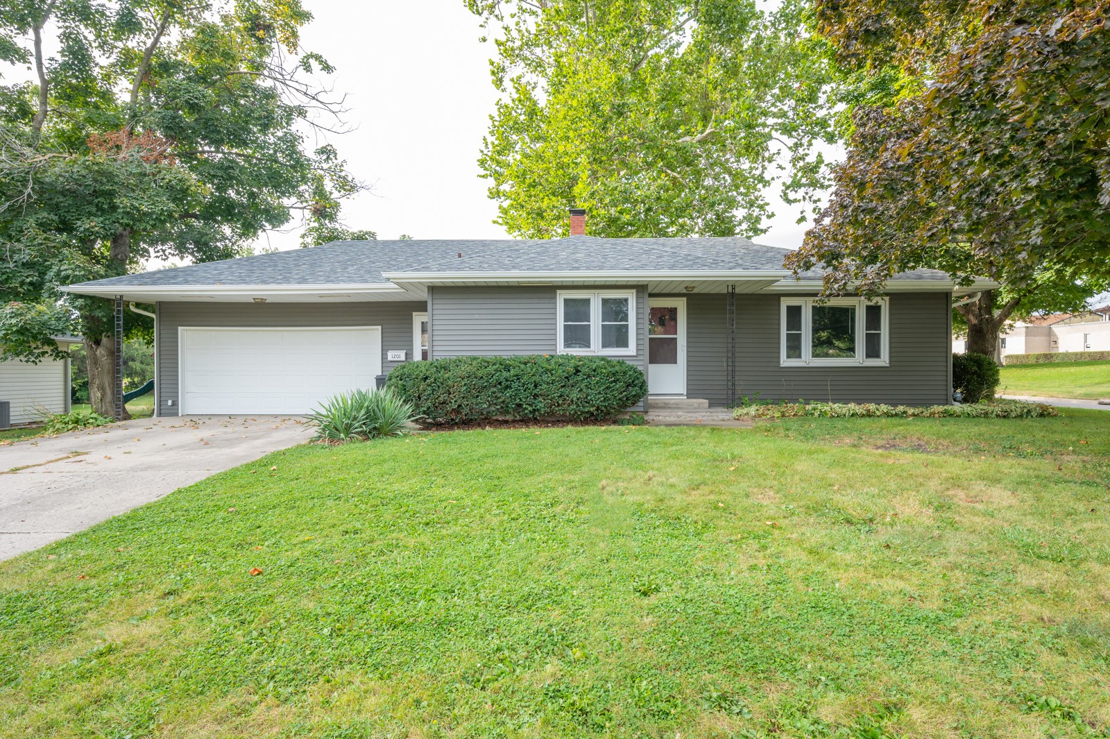 8th Ave, Newton, IA 50208