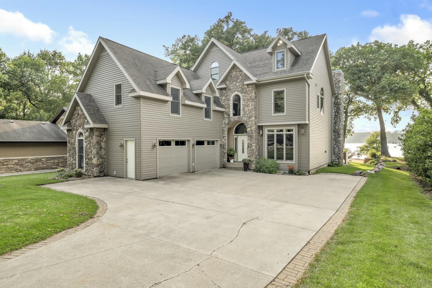 Lakewood Dr, Spirit Lake, IA 51360