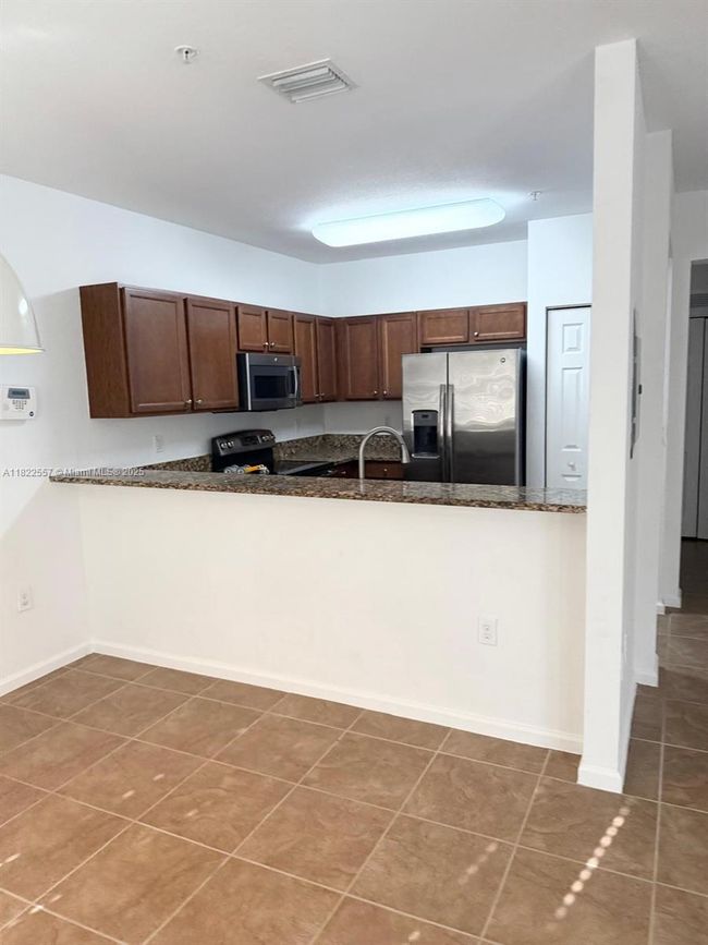 APT-213 - 8900 Nw 97 Th Ave, Condo with 3 bedrooms, 3 bathrooms and null parking in Medley FL | Image 6