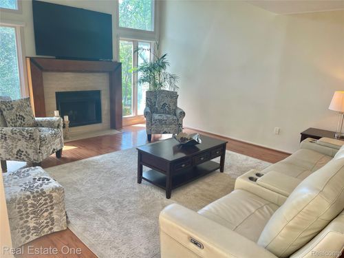 5521 Walnut Cir W, West Bloomfield, MI, 48322-1269 | Card Image