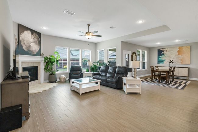Wall of windows makes this room light and bright! | Image 10