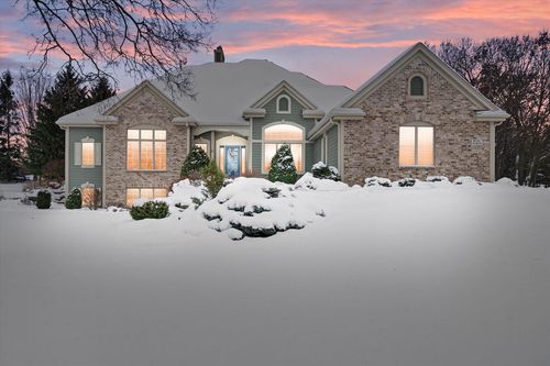 W261N2830 Woodburne Court, Pewaukee, WI, 53072 | Card Image