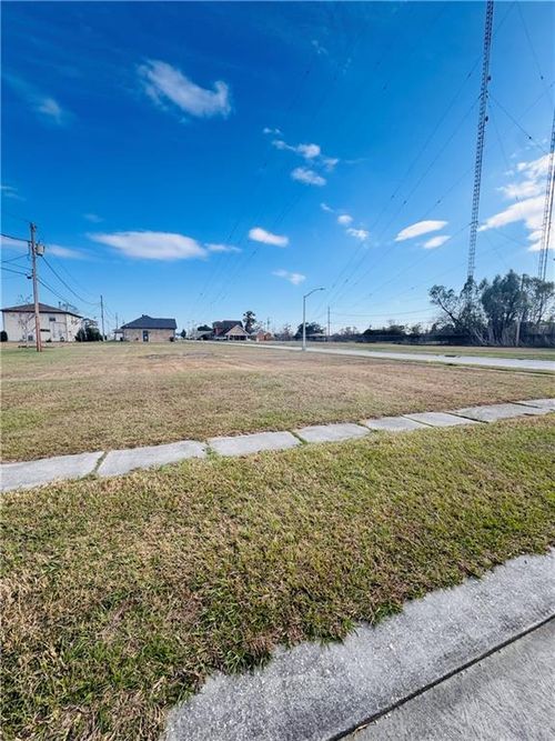 605 Daryl Dr, Chalmette, LA, 70043-1421 | Card Image