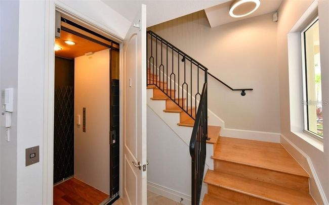 Private Elevator / Stairs | Image 18