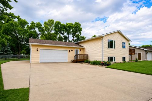705 13th Ave Sw, ABERDEEN, SD, 57401-6872 | Card Image