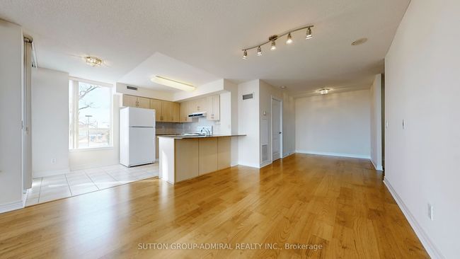 204 - 60 Disera Dr, Condo with 2 bedrooms, 2 bathrooms and null parking in Vaughan ON | Image 11