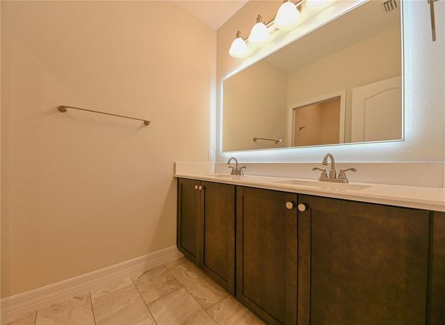 Hallway Bathroom Upstairs | Image 28