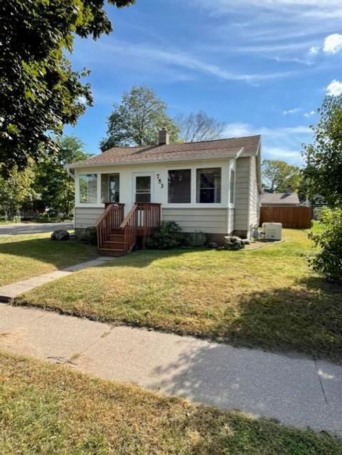 753 W King St, Winona, MN, 55987-2748 | Card Image