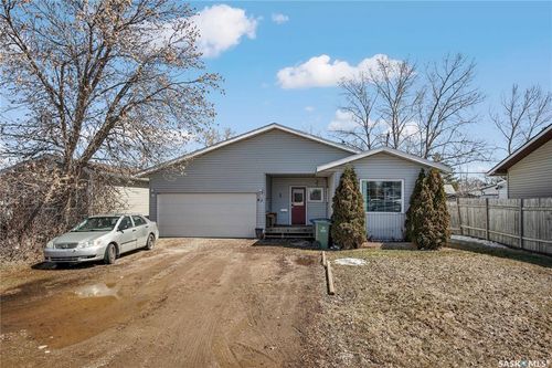 82 2nd St, Osler, SK, S0K1X1 | Card Image