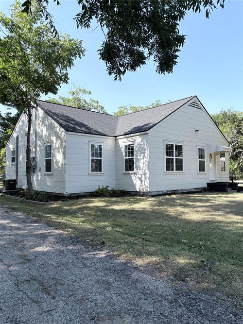723 E Blackshear St, Navasota, TX, 77868-2407 | Card Image