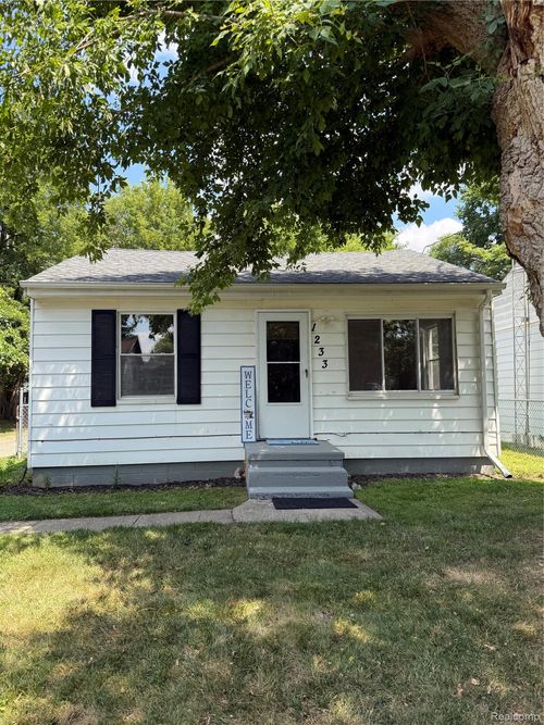 1233 Allen St, Burton, MI, 48529-1103 | Card Image